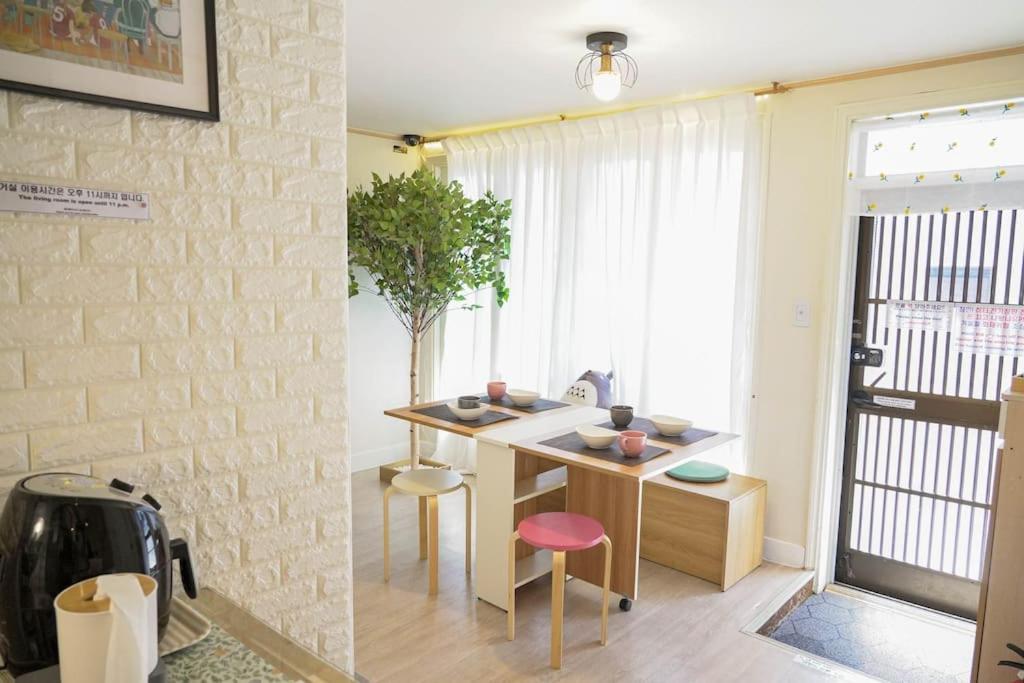 House Mongja Hotel Seoul Bagian luar foto